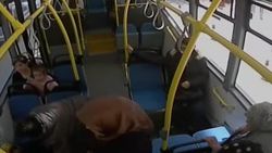 Rahatsızlanan yolcusunu hastaneye götüren kadın şoför