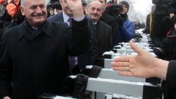 Başbakanın çocuklarla kar topu keyfi