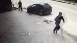 Sakarya'da aydınlatma direğine çarpan sürücü kaçtı