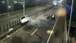 Tayvan'da iki araç kafa kafa çarpıştı