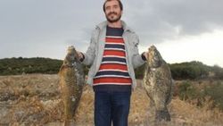 15 kiloluk balıklar elle yakalandı