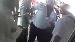 Metrobüste bıçaklı kavga