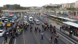 İstanbul'da yayalar E-5'e akın etti