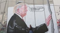 Ayrım Duvarı'nda Trump grafitisi