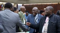 Zimbabve lideri Mugabe partisinden atıldı