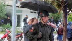 Şehit cenazesinde asker ıslanmasın diye şemsiye tuttu