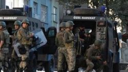 Siirt'te bayrak indirmeye çalışan provokatör vuruldu