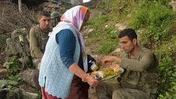 Ordu'da vatandaşlardan askerlere ikram