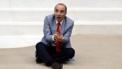 CHP'li Ferit Mevlüt Aslanoğlu TBMM'de tütün sardı