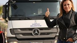 Rockçı stiliyle çöp kamyonu şoförlüğü yapan kadın