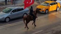 Elindeki Türk bayrağıyla bindiği atıyla şehir turu attı