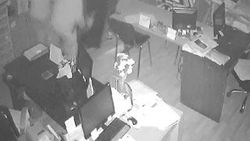 700 kiloluk çelik kasayı 40 saniyede çaldılar