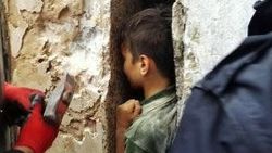 Atatürk büstünde sıkışan öğrenci 5 saatte kurtarıldı