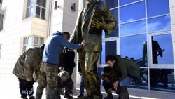 Silifke Adalet Sarayı'na Atatürk anıtı hediye edildi