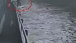 Yalova'da feribota binen genç kendini açık denize attı İZLE