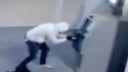 ATM'yi bomba ile patlatan hırsız