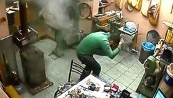 Bağlama dükkanında bomba gibi soba patlaması
