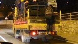 Kamyonette tehlikeli yolculuk