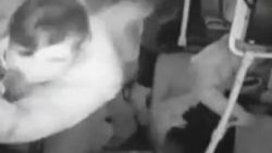 Minibüs şoförüne tekme tokat saldırı kamerada