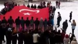 İhbara giden polisere Türk bayraklı sürpriz - İzle