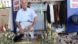 Giyemeyeceği ayakkabıları boyuyor