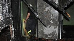 Birlikte yaşadığı kadına kızıp evi yaktı