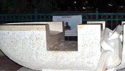 Mersin'de Aylan Bebek için yapılan heykeli kırdılar