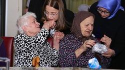 Ayşenur İslam huzurevi sakinlerini sevindirdi