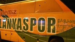 Aytemiz Alanyaspor'un takım otobüsüne saldırı