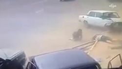 Azerbaycan'da kaza yapan yolcular camdan fırladı