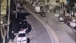Yolun karşısına geçerken önüne roket düştü
