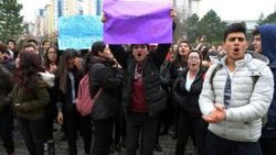 Liselilerden okul önünde taciz protestosu