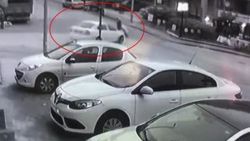 Otomobilin yayaya çarptığı an kamerada