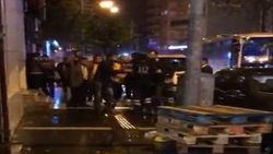 Vakaya giden ambulansın yolunu kesip ekibe saldırdı