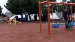 Cesede aldırmayan baba çocuğunu parkta oynattı
