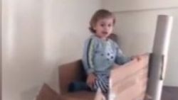 Oğluna karton kutulardan kaydırak yapan baba