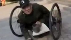 Bacakları olmayan sahibini iten fedakar köpek