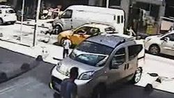 Taksinin çarptığı çocuk metrelerce uçtu İZLE