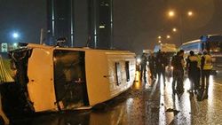 Bağcılar'da sevris aracı devrildi: 10 yaralı