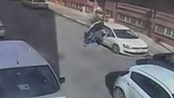 Bağcılar'da 960 bin liralık silahlı soygun kamerada
