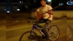 Bisikletin üzerinde bağlama çaldı