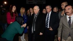 Antalya'ya giden Bahçeli'yi partililer karşıladı
