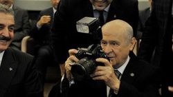 Bahçeli gazetecilerin fotoğraflarını çekti