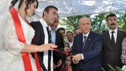 Devlet Bahçeli genç çiftin yüzüklerini taktı