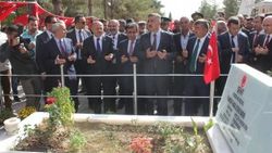 Bakan Işık şehit Halisdemir'in kabrini ziyaret etti