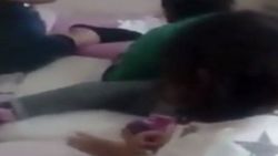 Ağlayan çocuğun ağzını kapatan bakıcı