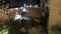 Bakırköy'de otomobil bahçeye uçtu