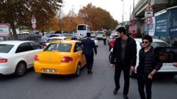 Ekonomi Bakanı Zeybekci taksiye bindi