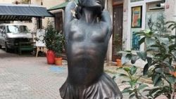 Balerin Meriç Sümen'in heykeline tecavüz girişimi