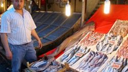 Mersin'de balıkçılar 2,5 metrelik camgöz balığı yakaladı